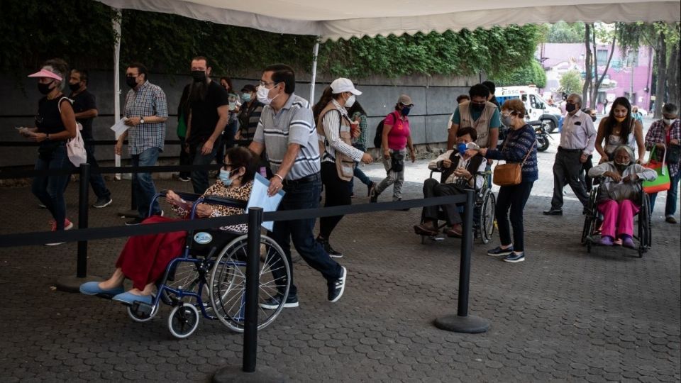 Los oficiales vigilan que el estacionamiento sea momentáneo con un máximo de cinco minutos de estancia Foto: Cuartoscuro