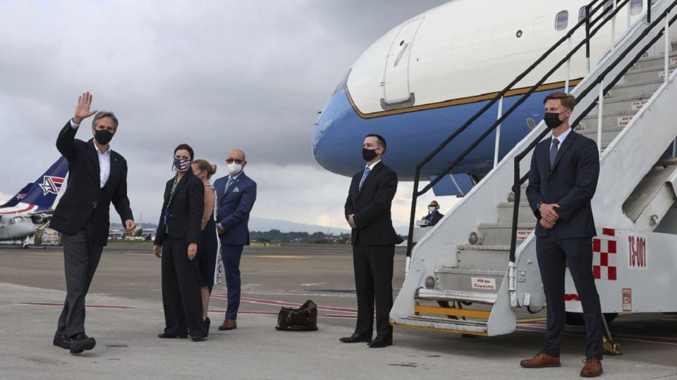 DESPEDIDA. Blinken, en aeropuerto de Costa Rica, al final de su visita. Foto: AP