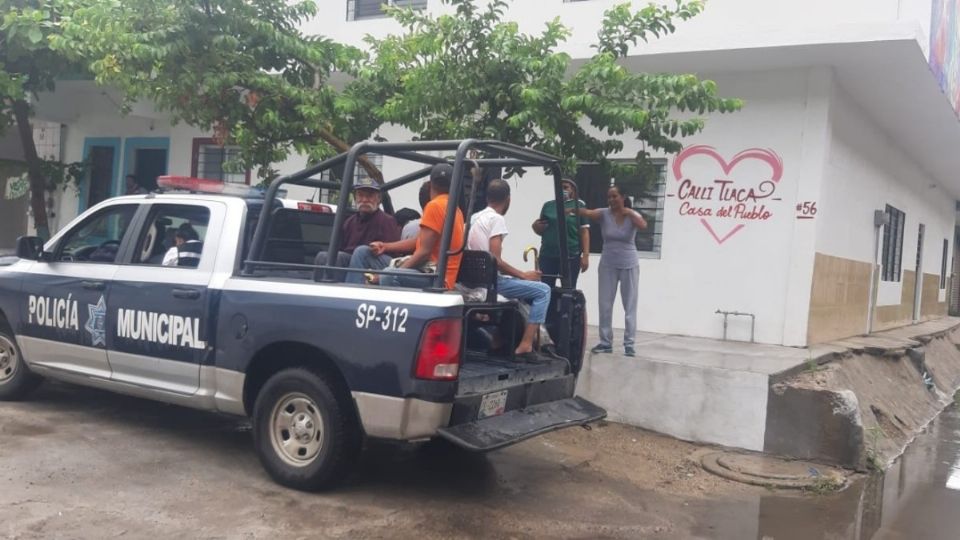 Los habitantes en zonas afectadas fueron ayudados por elementos de la Policía Municipal y de Protección Civil. Foto: Especial