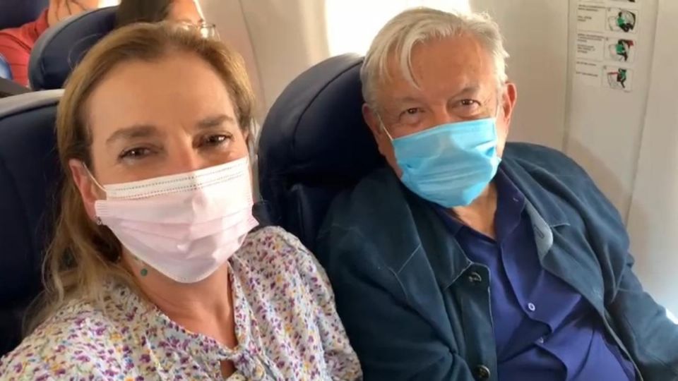 El presidente López Obrador fue felicitado por su esposa Beatriz Gutiérrez Müller. Foto: Especial