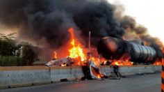 Pipa se incendia tras chocar en la carretera federal Macuspana