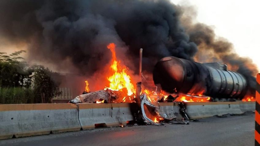 Pipa se incendia tras chocar en la carretera federal Macuspana