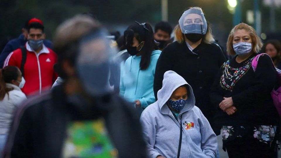 El especialista señaló que la gente considera que está a salvo del Covid-19 con la declaración del semáforo verde, pero eso es mentira, ya que la pandemia continúa. Foto: Reuters