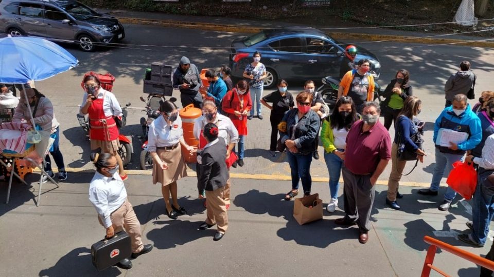 Habitantes de la Ciudad de México participaron en el simulacro nacional de esta mañana, aunque hubo espacios en donde no se pudo mantener la sana distancia. FOTO: Gerardo Suárez