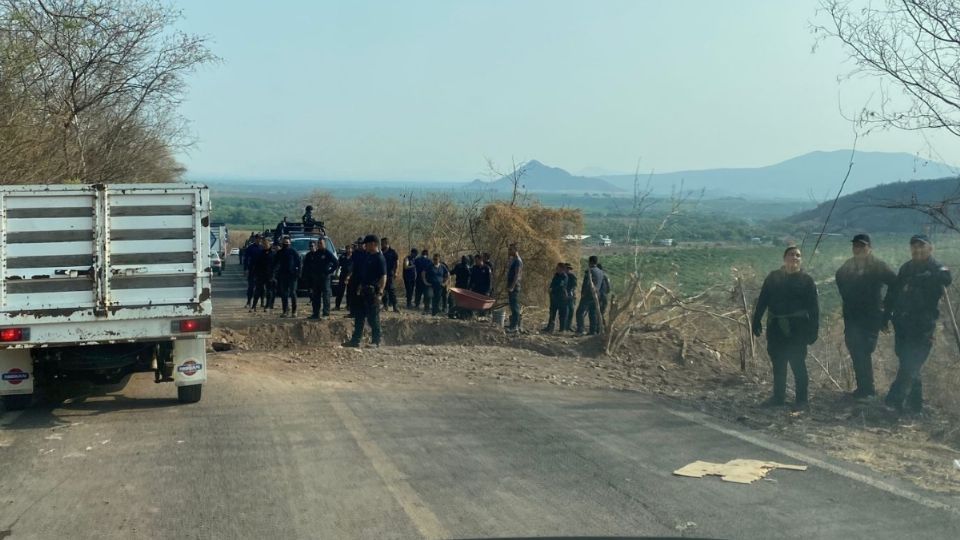 BLOQUEADOS. Grupos delictivos destrozan
las carreteras del municipio. Foto: Especial