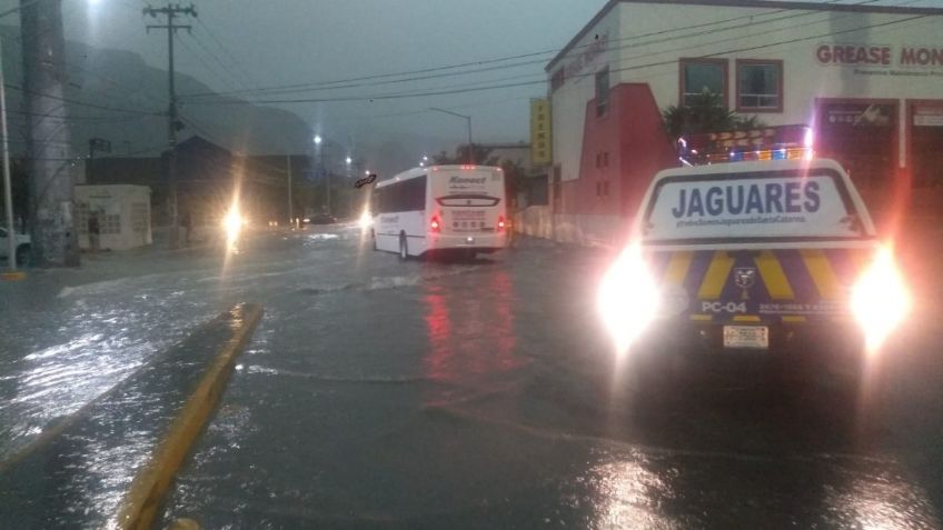 Tormenta eléctrica deja daños y caos en vialidades de Nuevo León