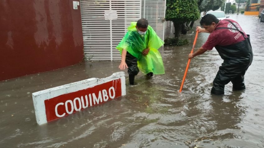 Fuertes lluvias causan inundaciones y dejan bajo el agua a vehículos en Tlalnepantla | VIDEO