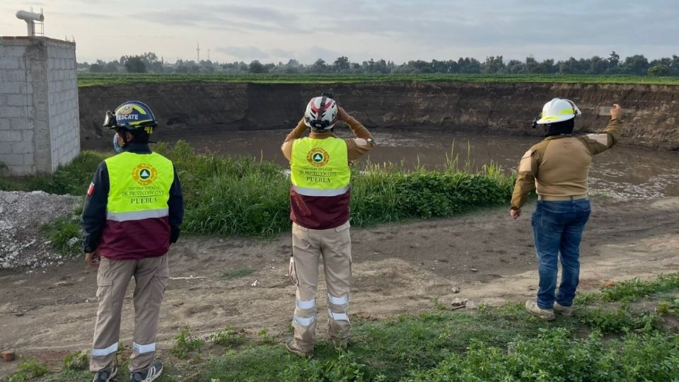 Autoridades de Puebla acudieron al socavón en busca de rastros del perrito. Foto: Especial