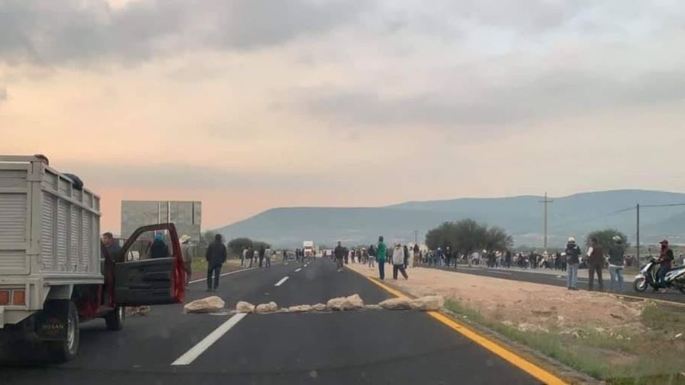 Los pobladores bloquearon la carretera federal México-Laredo y la carretera estatal Ixmiquilpan-Progreso. Foto: Especial