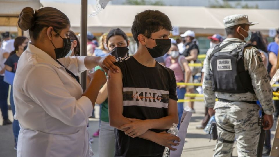 Piden a jóvenes no acudir 'crudos' a recibir vacuna anticovid en Baja California. Foto: Cuartoscuro