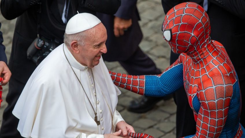 Papa Francisco recibe sorprendente VISITA de Spiderman