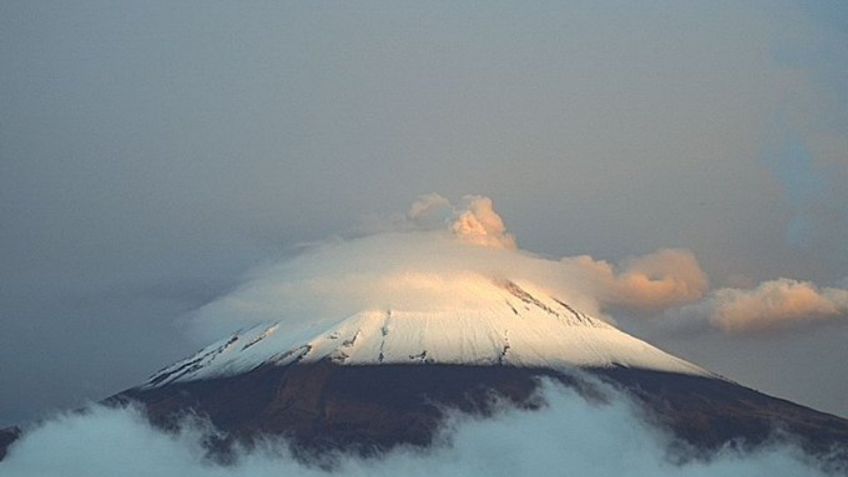 Volcán del Popocatépetl amanece nevado en pleno verano; regala hermosa foto