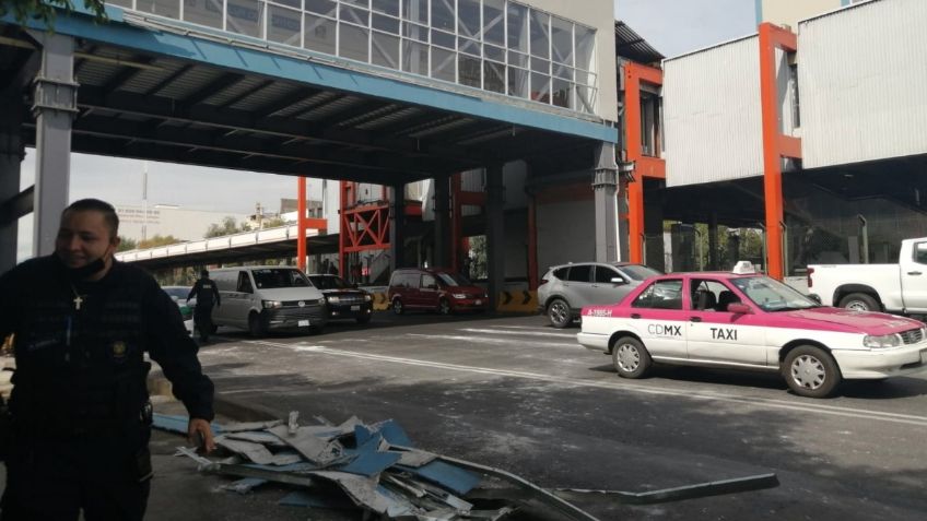 Metro CDMX: Estructura metálica cae de puente en estación Villa de Cortés, provoca daños a vehículos