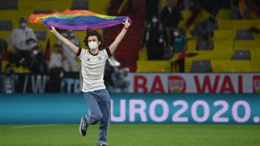 Activista salta al terreno de juego con la bandera LGBT+ durante himno nacional de Hungría en Euro 2021