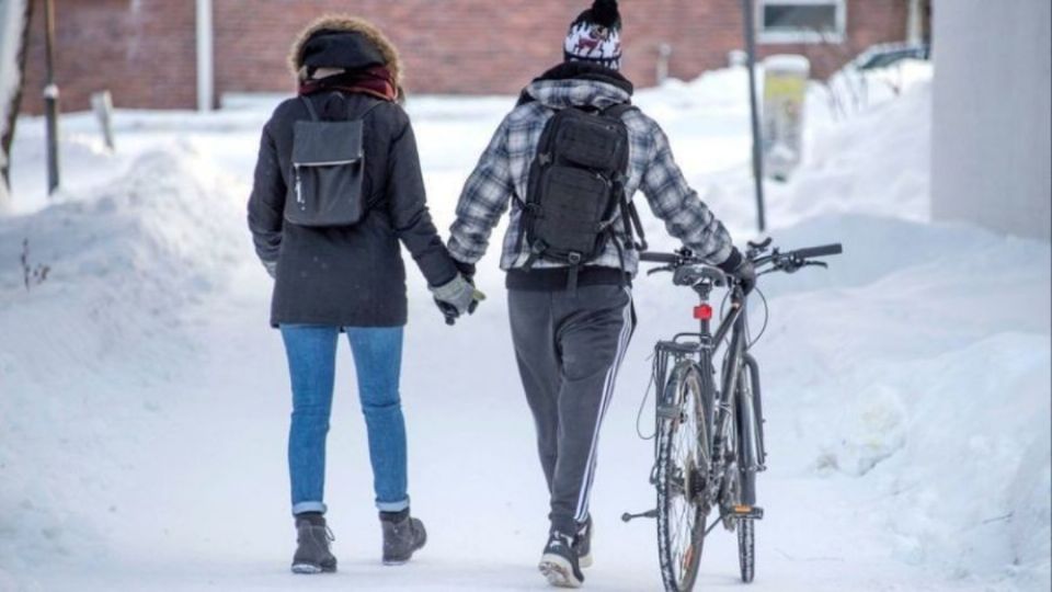 Imagen de pareja caminando en Finlandia. Foto: EFE