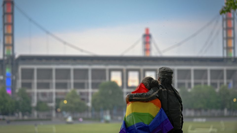 La gente en redes sociales no perdonó a la UEFA y la llenó de críticas por no permitir iluminar el estadio con la bandera de la comunidad LGBT