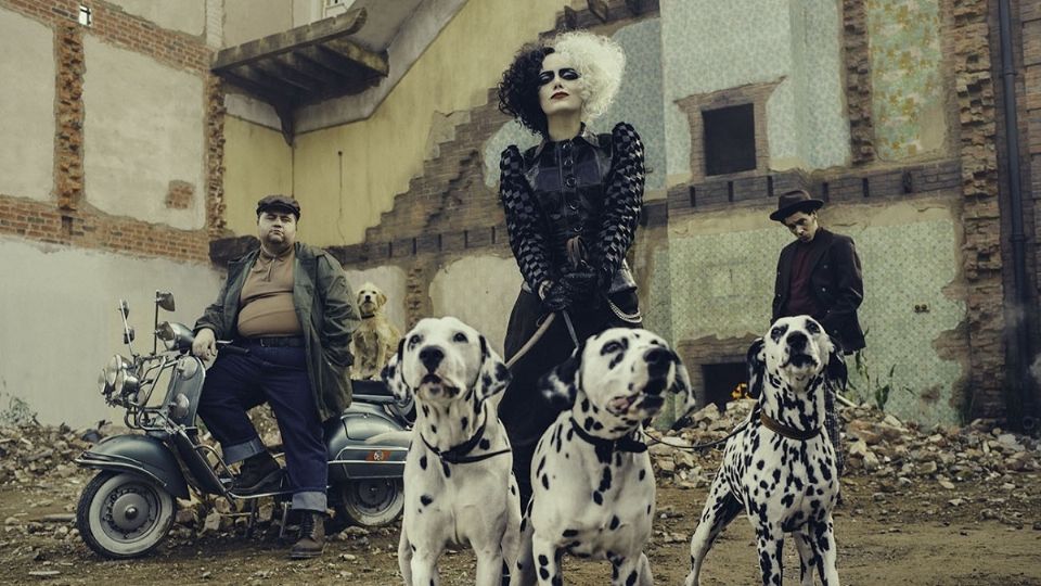 'Cruella' nos acerca al mundo de la moda, con una influencia punk/rock estilo Vivienne Westwood, mostrado en 47 looks diferentes. Foto: Cortesía
