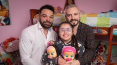 Orgullo LGBT+: Pareja homoparental adopta a una niña con leucemia y logran salvarla