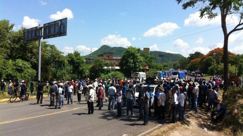 Retienen pobladores a 2 trabajadores municipales en Huejutla para exigir obra