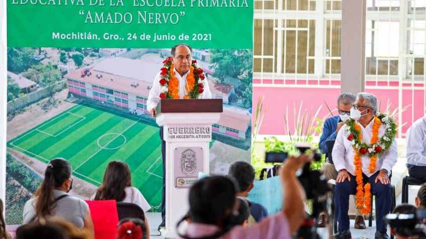 Con obras y acciones cumple Héctor Astudillo a los habitantes de Mochitlán