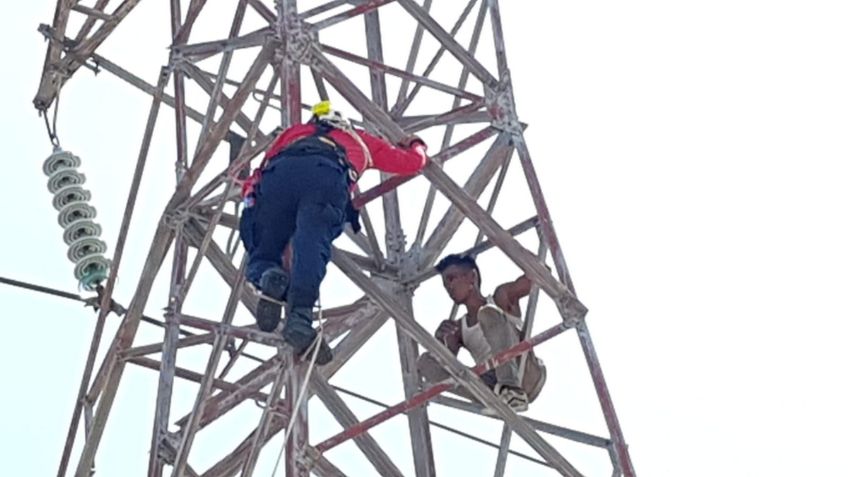 Asaltante trepa torre de luz para evadir a la justicia; le ofrecen tacos para que baje