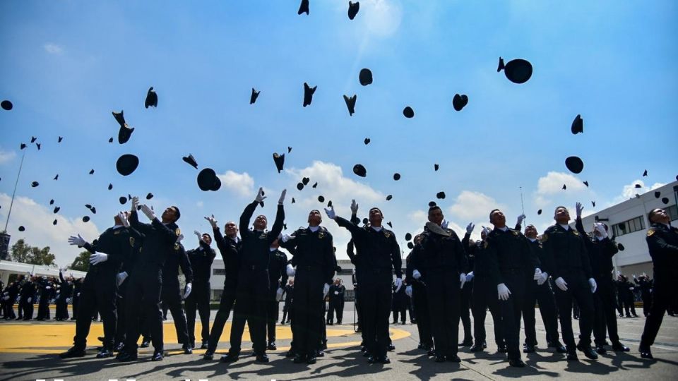 Los nuevos agentes que se graduaron entonaron el himno de la Policía de la Ciudad de México. Foto: Federico Gama