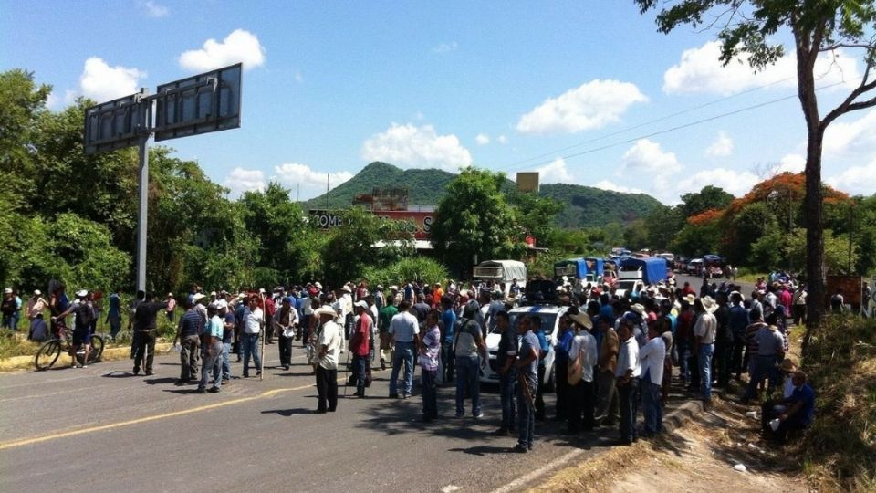 Los inconformes arribaron a la presidencia municipal. Foto: Especial