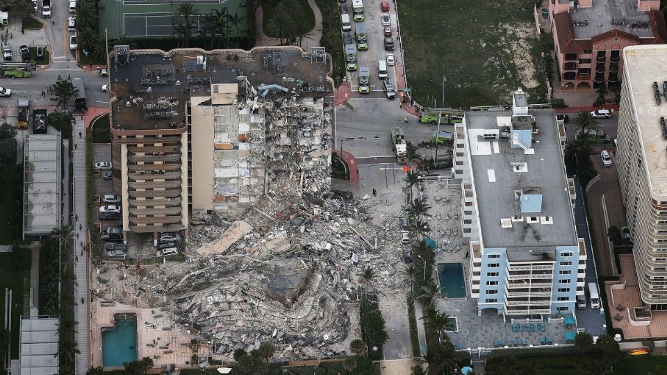 Se eleva a 99 el número de personas desaparecidas tras colapso de edificio en Miami. Foto: AFP