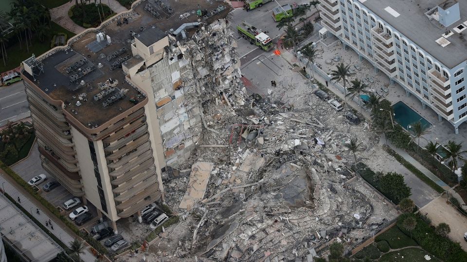 Un edificio residencial de 12 pisos se derrumbó frente al mar, en el sur de Florida. Foto: AFP
