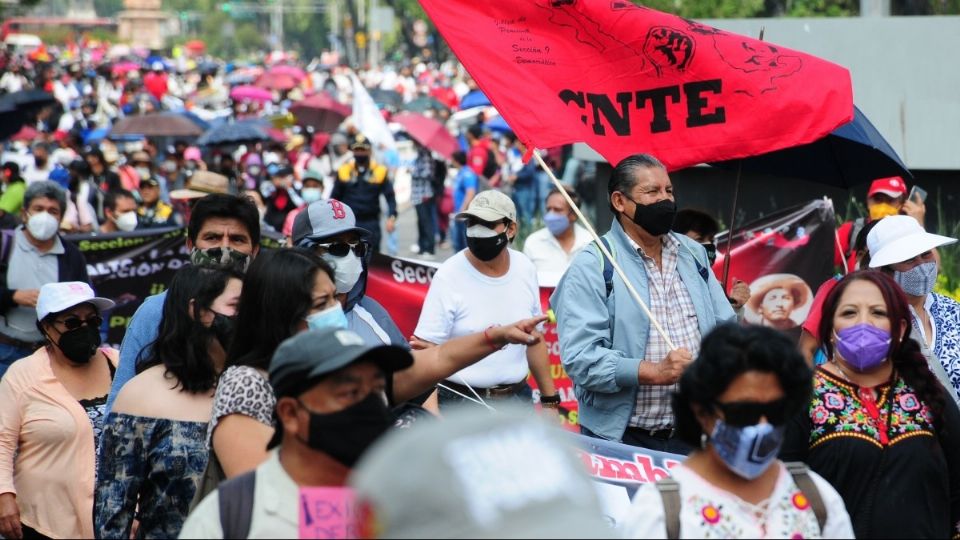 La Coordinadora Nacional de Trabajadores de la Educación (CNTE) se manifiesta en Plaza de la Constitución. Foto: Cuartoscuro