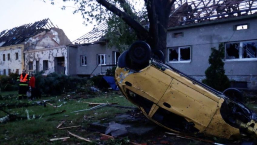 ¡Terrorífico! Captan en VIDEO inusual tornado que dejó 5 muertos y decenas de heridos en República Checa