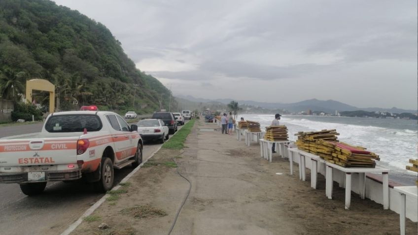 Personas acuden a playas de Colima a pesar de “Enrique” y son retiradas