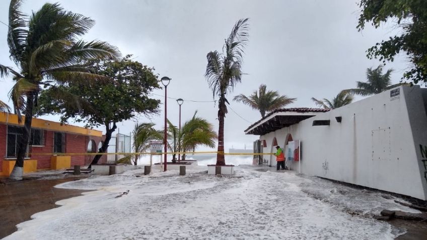 Cierran playas en Colima ante incremento de oleaje por huracán “Enrique”