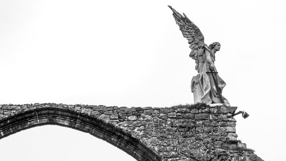 JOSEP LIMONA. El ángel exterminador, 1895. Escultura que se alza sobre las ruinas de un antiguo cementerio en Cantabria, España. Foto: Andrés Suárez García. Wikimedia Commons.