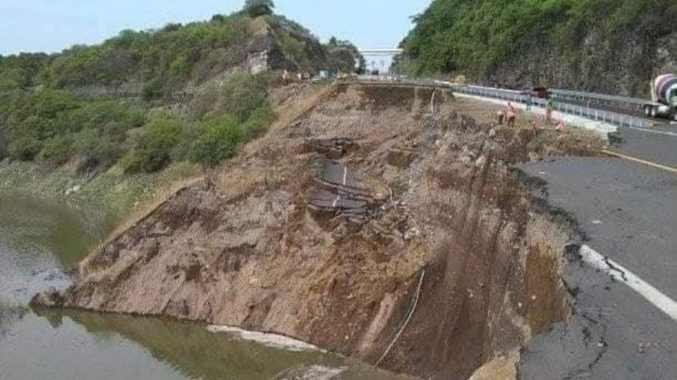 La autopista Siglo XXI, en Michoacán, registró derrumbes por el reblandecimiento de la tierra.