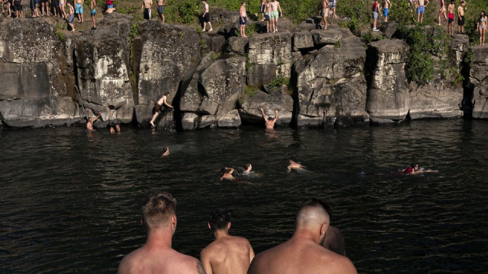 Habitantes en Portland, Oregon, disfrutaron del río Clackamas tras registrar altas temperaturas.