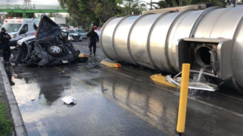 VIDEO: Pipa vuelca en Eje 5 Sur sobre camioneta; conductor se salva de milagro