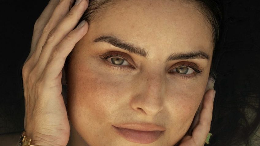 Aislinn Derbez sube la temperatura en Instagram; posa con diminuto bañador