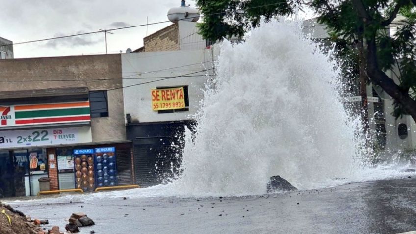 Inmensa fuga de agua en Miramontes genera caos vial y desperdicio de miles de litros