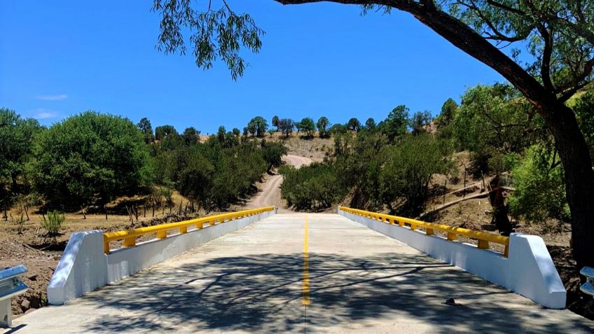 Chocan tráiler y taxi en Michoacán