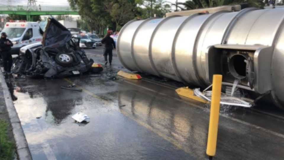 Personal de emergencias trabaja en la zona. Foto: Twitter @oGonzalez_R
