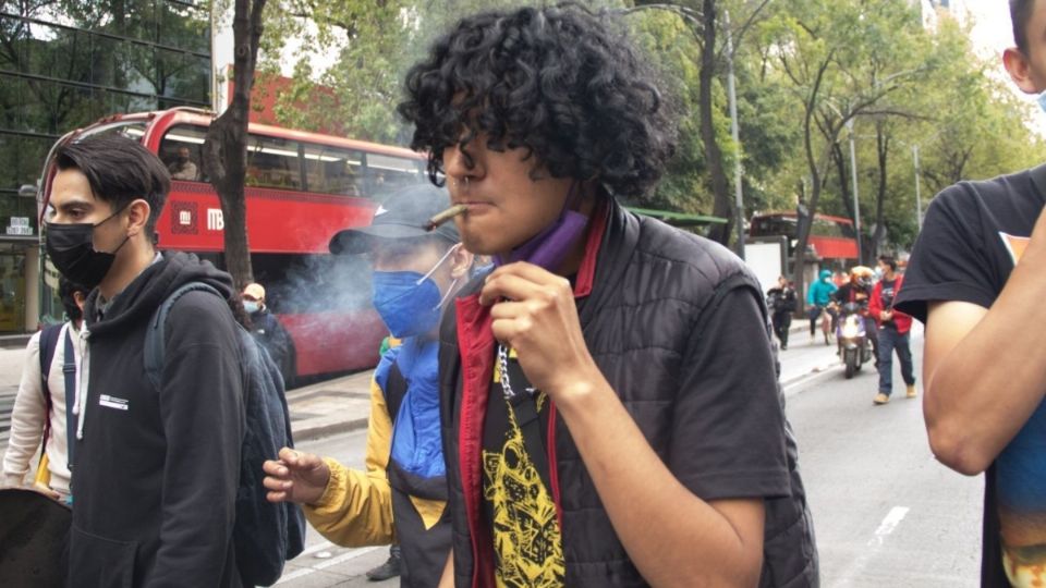 Decenas de jóvenes marchan en pro de la despenalización del uso de la marihuana. FOTO: CUARTOSCURO