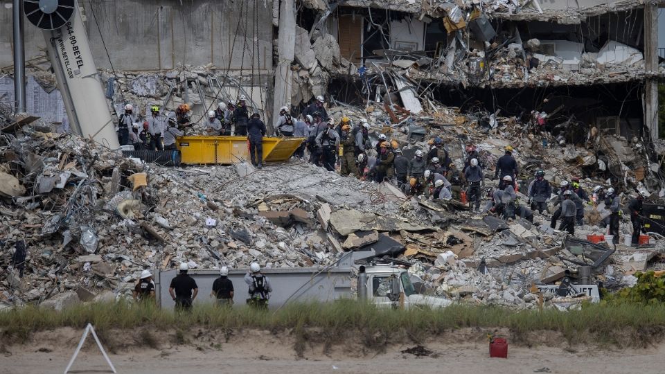 Se eleva a doce la cifra de personas fallecidas en el derrumbe del edificio en Miami-Dade. Foto: AFP