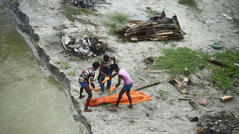 La crecida del río Ganges está sacando a flote cientos de cuerpos de víctimas de la segunda ola de COVID, en India. Foto: AFP