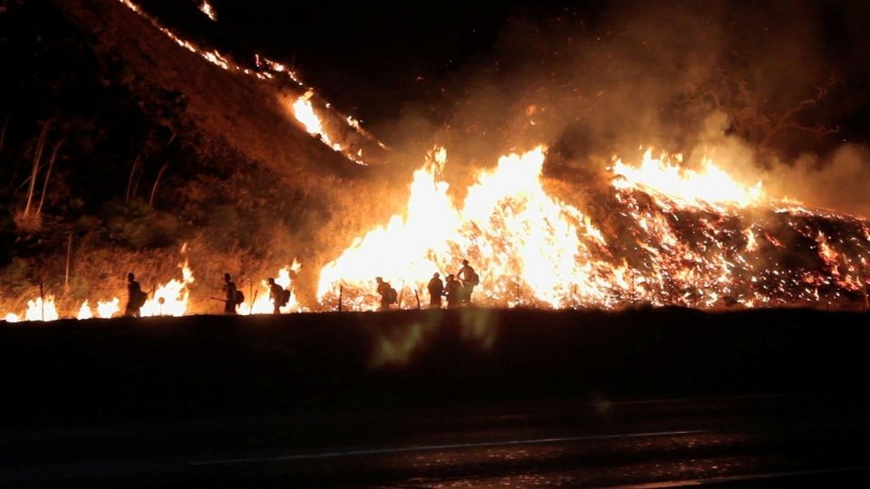 Decenas de incendios en la costa oeste de Estados Unidos, en California, Oregón y Washington, crecieron en las últimas horas. Foto: REUTERS