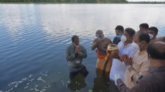 Cenizas de más de mil víctimas de Covid-19 son sumergidas en río de India