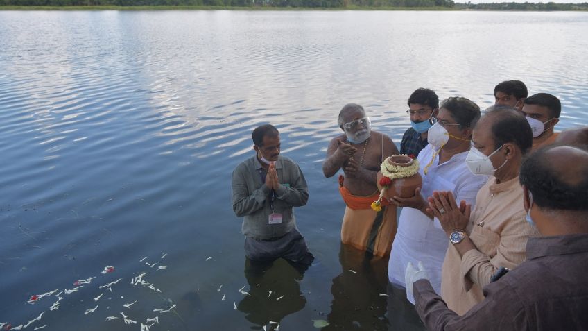 Cenizas de más de mil víctimas de Covid-19 son sumergidas en río de India