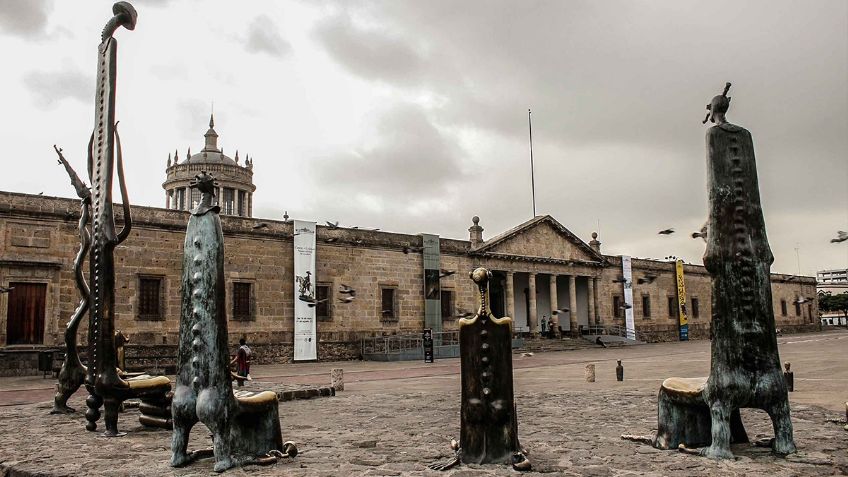 ¿Cansado de caminar por Guadalajara? Siéntate en “La Sala de los Magos”; conoce todo sobre esta obra y su creador