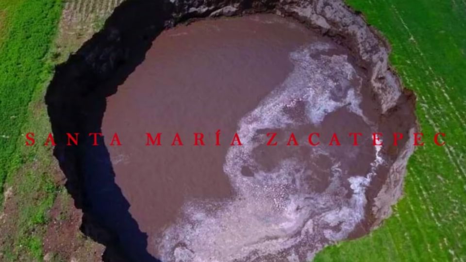 Panorámica que muestra las dimensiones del socavón de Santa María Zacatepec. FOTO: Especial