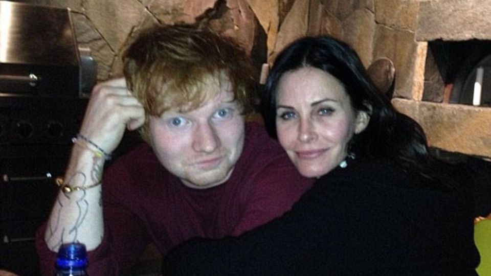 Ed Sheeran y Courteney Cox son tan amigos que comparten música y baile juntos. Foto: Especial